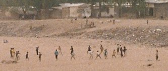 Fussballspielende Kinder in Maroua