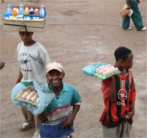 Snackverkäufer auf dem Weg nach Tanga