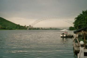 Die Hängebrücke über den Volta