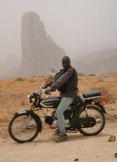 Mein Mototaxi vor einem der Felsmonolithen in Rhumsiki