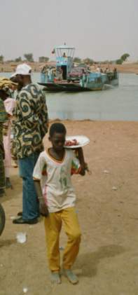 Flussüberquerung per Fähre auf dem Weg nach Djenné